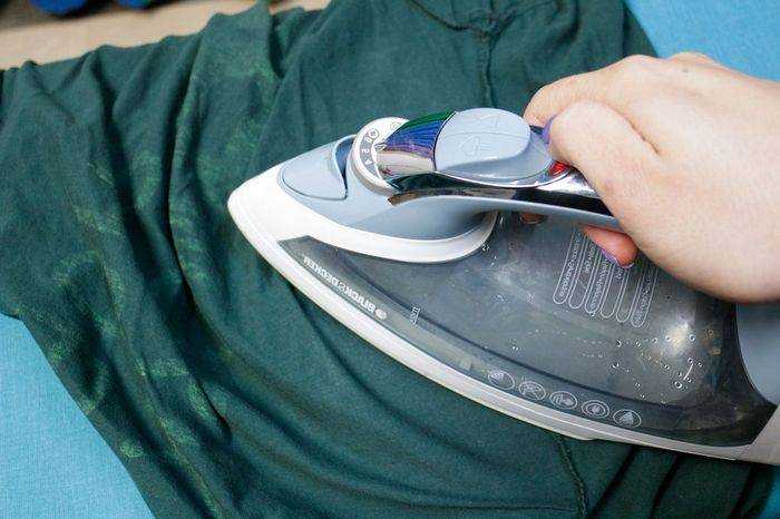 Как убрать клей с одежды