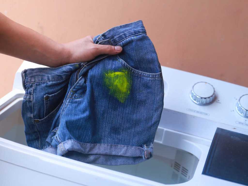 Чем вывести засохшую краску с джинс в домашних условиях: как убрать и чем оттереть пятна, какими средствами удалить загрязнения?