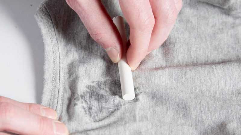 Как избавиться от следов жира на одежде