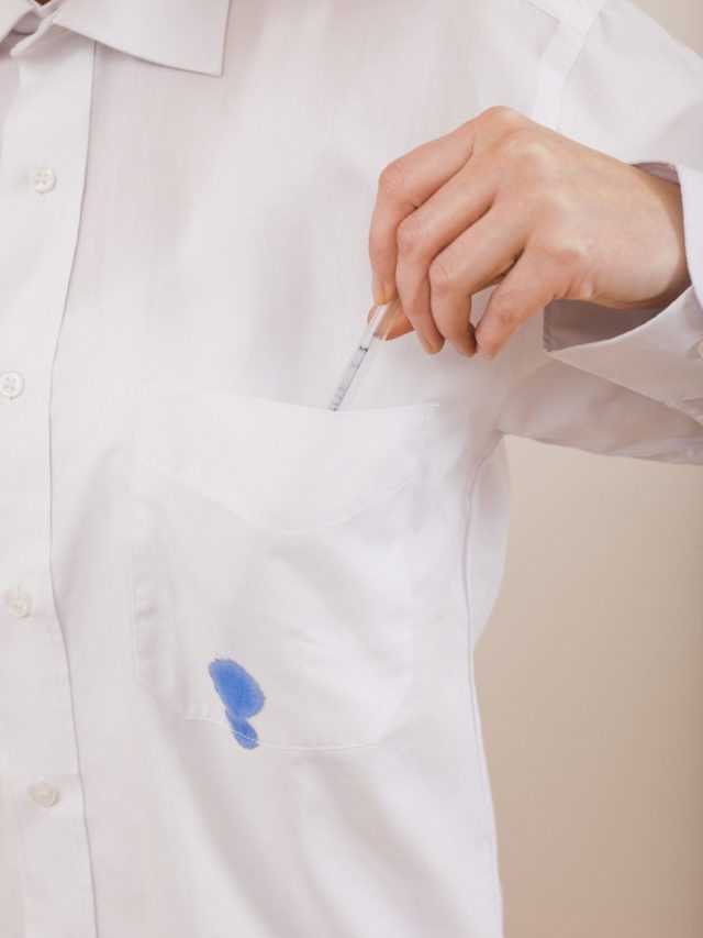 В этой статье делимся советами и секретами, как отстирать ручку с белой одежды: чем можно вывести пятно от гелевой, как удалить следы от шариковой с различных тканей