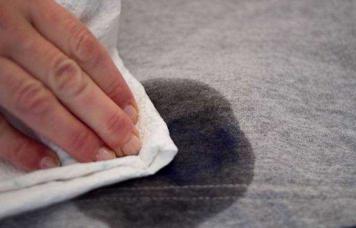 Можно ли вывести пятно от утюга на одежде: эффективные способы