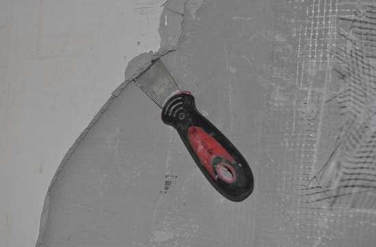 Как убрать декоративную штукатурку со стен в квартире и других помещениях, как удалить венецианскую, какие инструменты лучше использовать?