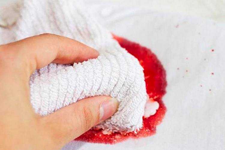 Как удалить пятна крови с матраса: эффективные методы