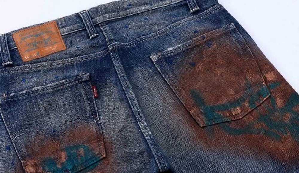 Ржавчина на джинсах появляется очень часто, ведь эта одежда украшена металлическими болтами, кнопками Если джинсы будут долго влажными, то на них обязательно