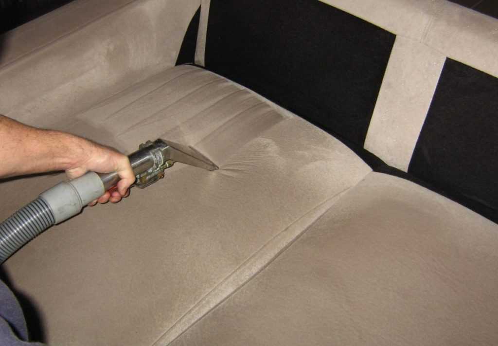 Как почистить диван в домашних условиях: проверенные способы