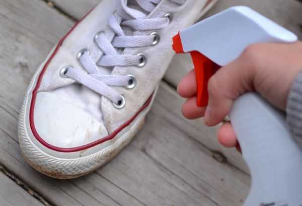 После стирки белые кеды пожелтели - что делать, почему это происходит, как убрать желтые разводы и чем вывести пятна с обуви?
