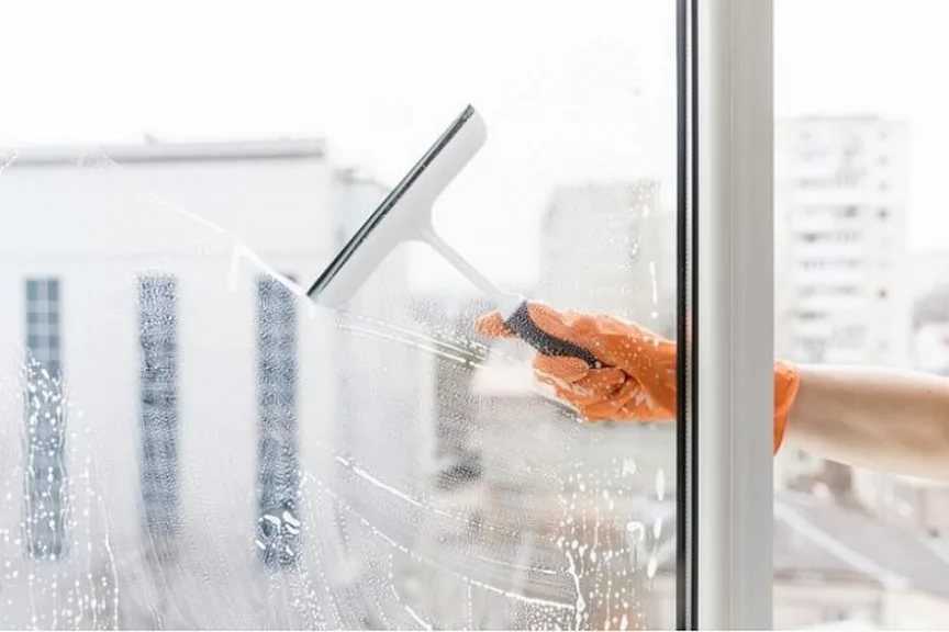 В этой статье расскажем, как без разводов и полос мыть окна с глицерином, из каких компонентов приготовить чистящий раствор, как наносить и смывать, чем заменить средство