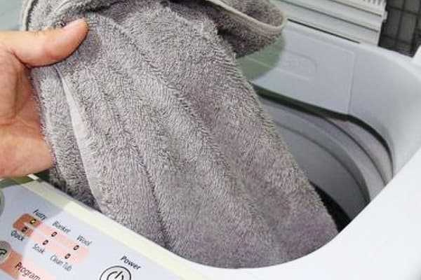 Как стирать флис в стиральной машине и вручную, при какой температуре, садятся ли флисовые вещи и одежда после стирки?
