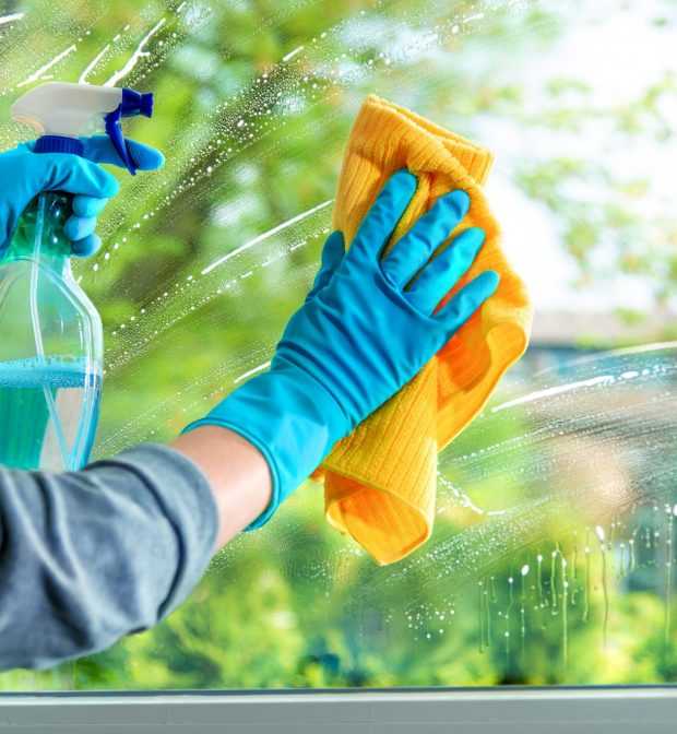 Как мыть окна в квартире правильно, качественно внутри и безопасно с улицы, чтобы дольше не пачкались, без разводов, если не достаешь, лайфхаки и советы?
