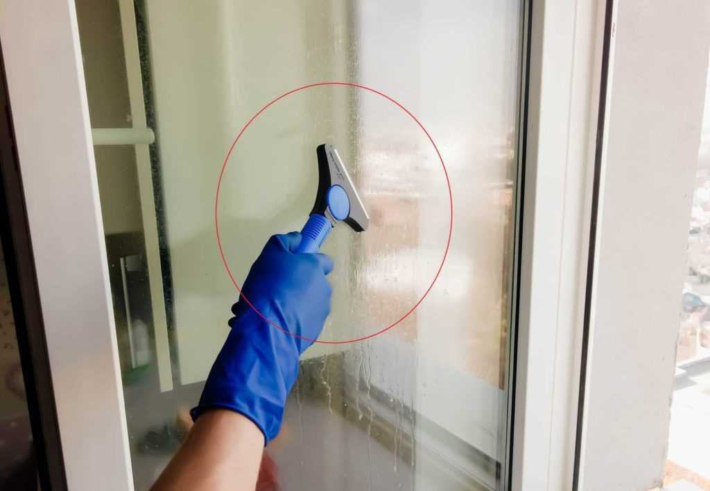 Как правильно и чем лучше мыть подоконник пластикового окна?