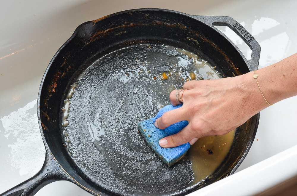 Как почистить сковороду от нагара в домашних условиях, как очистить застарелый многолетний нагар и жир внутри и снаружи, рецепты для покрытия