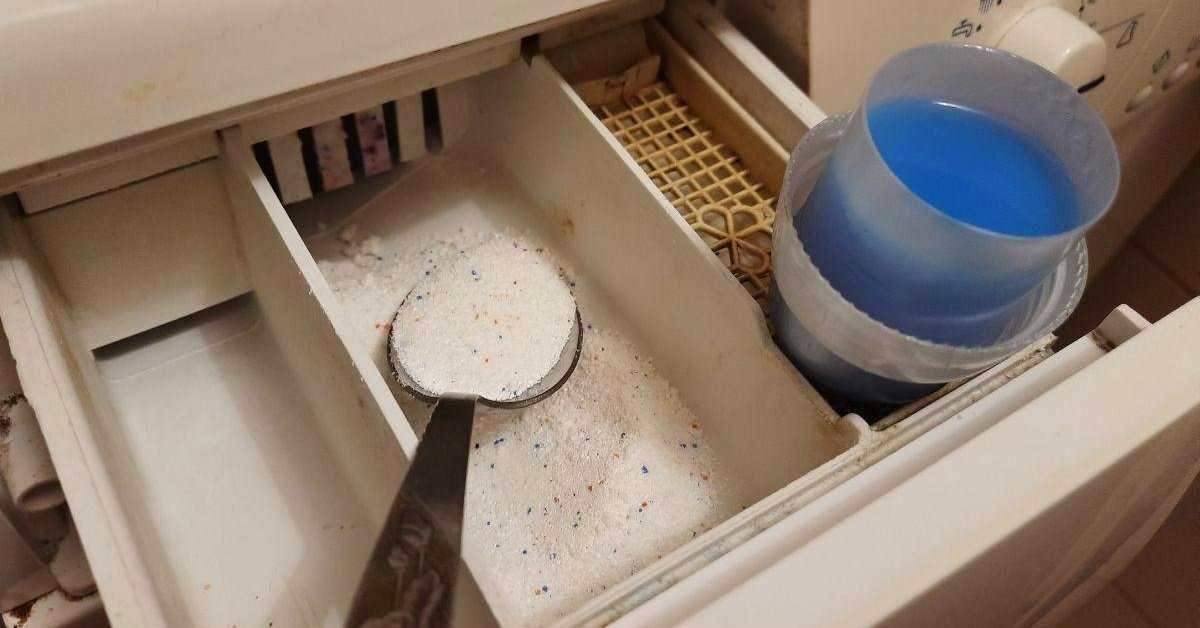 Куда засыпать порошок и заливать жидкое средство в стиральной машине