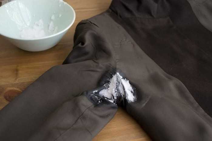 Как можно убрать запах пота с одежды под мышками?