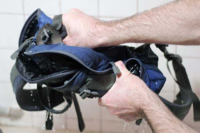 Как стирать рюкзак, вручную или в стиральной машине, удаление пятен