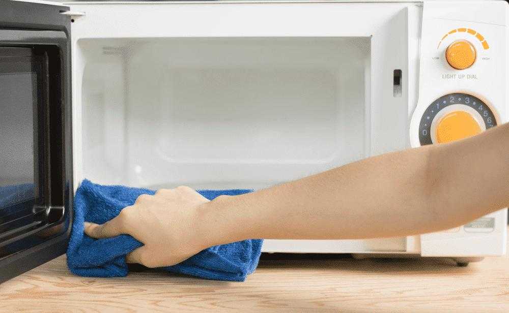 Как убрать запах гари из микроволновки в домашних условиях: советы, как удалить аромат горелого после сгоревшей пищи