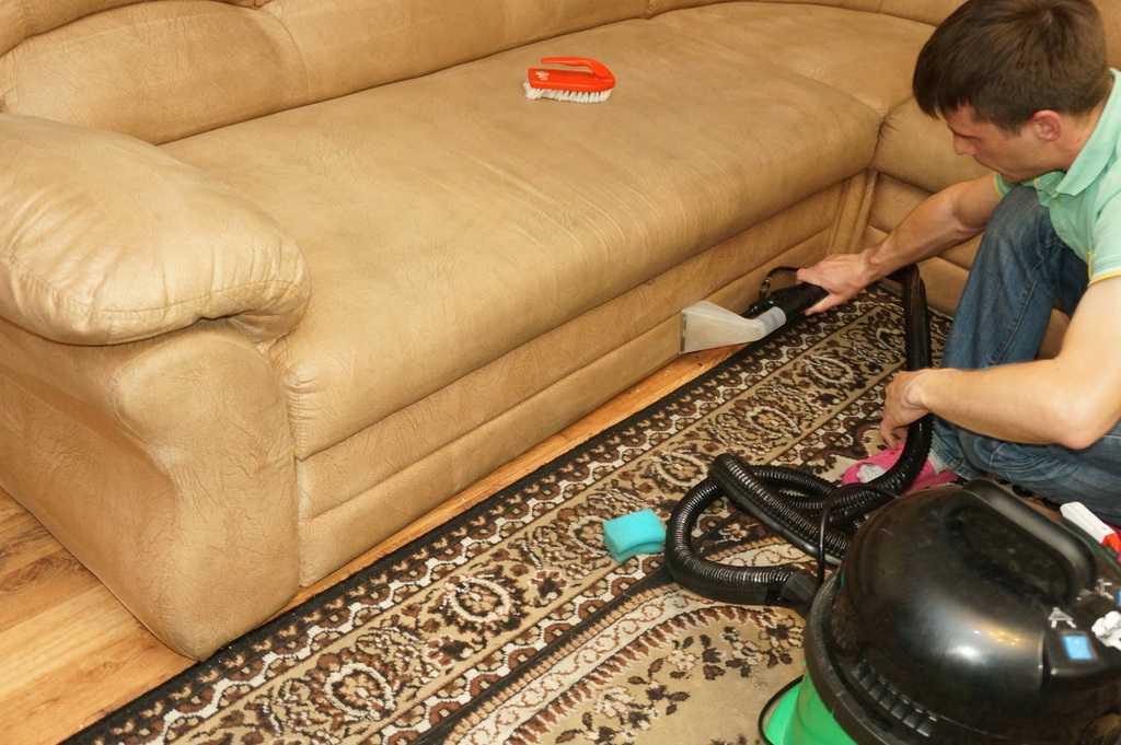 Как быстро почистить диван – эффективные методы