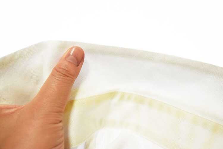 Как отстирать жёлтые пятна от пота с белой одежды под мышками: способы и средства выведения следов со светлых вещей