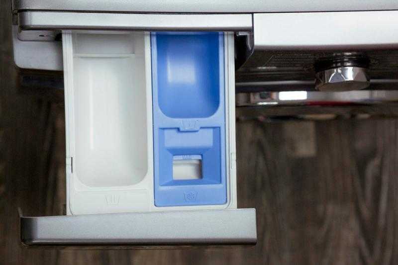 Важные правила: куда засыпать порошок и заливать кондиционер в стиральной машине индезит