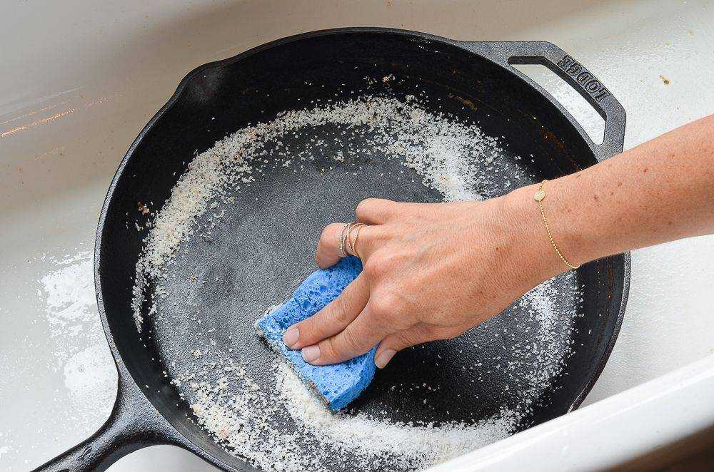 Как правильно отмыть почерневшую или пожелтевшую эмалированную кастрюлю