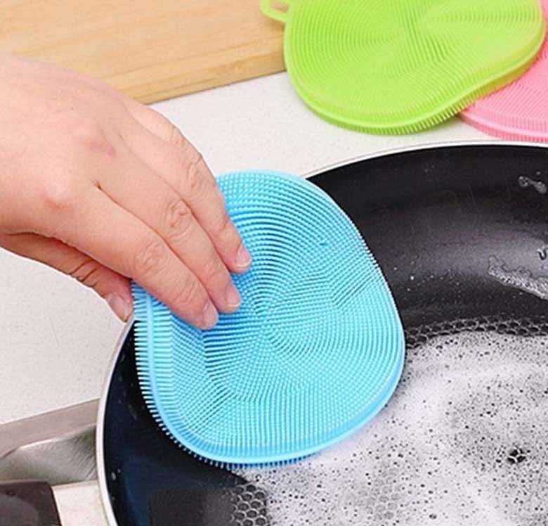 В этой статье поговорим о металлических губках для мытья посуды: как называется мочалка из нержавеющей стали, какими бывают эти изделия, как выбрать железный скребок и правильно им пользоваться
