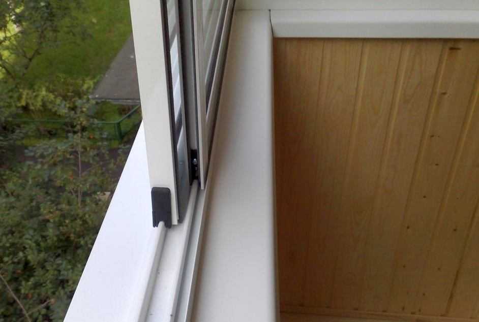 Как помыть окна на балконе снаружи безопасно и без разводов, чем лучше мыть с наружной стороны, сколько стоит услуга очисти внешней стороны и цена внутри?