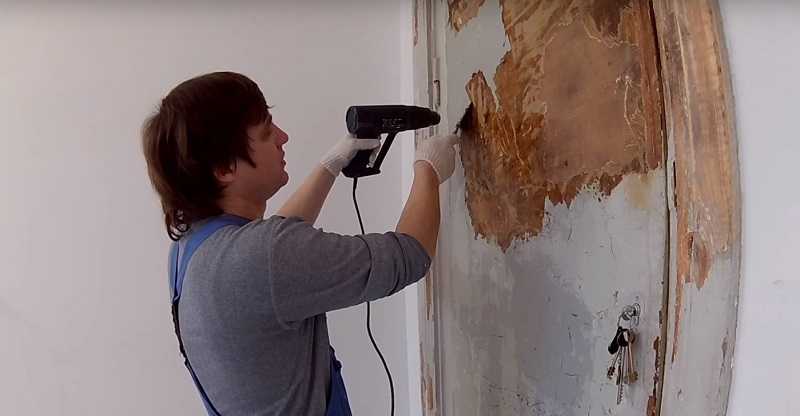 Узнайте прямо сейчас, как и чем можно снять краску с деревянных дверей в домашних условиях, очистить поверхность от старых слоев и убрать их быстро и безопасно