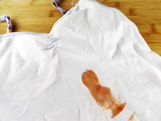 Чем отстирать жирное пятно на одежде (свежее, старое) в домашних условиях: список рецептов, которые можно использовать  и несколько советов по стирке