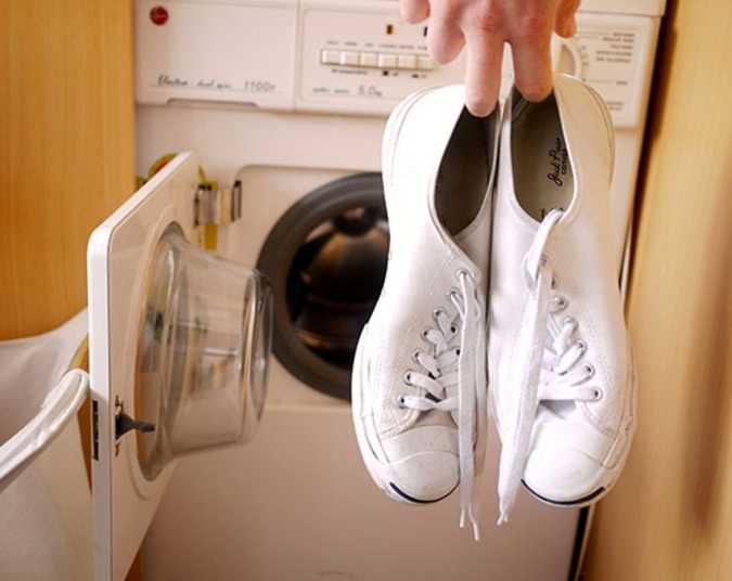 Как безопасно и эффективно постирать обувь в стиральной машине