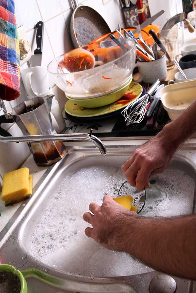 Как и чем можно быстро вручную вымыть посуду