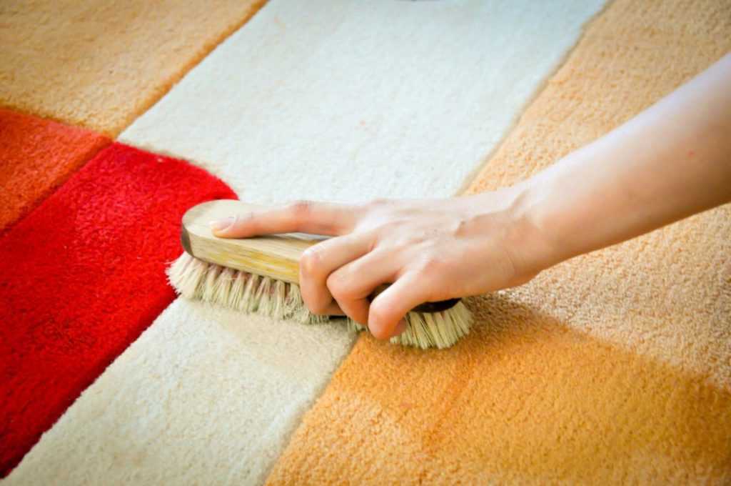 Как почистить белый ковер в домашних условиях: правила применения народных рецептов и бытовой химии для чистки светлых ковровых изделий
