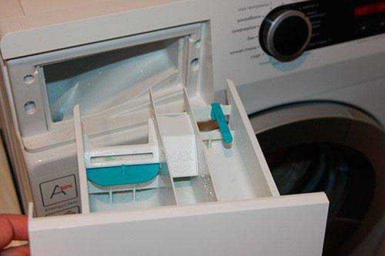 Почему из лотка стиральной машины течет вода?
