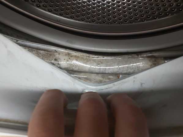 Если стиральная машинка во время стирки потекла снизу, надо попытаться быстро найти причину неисправности