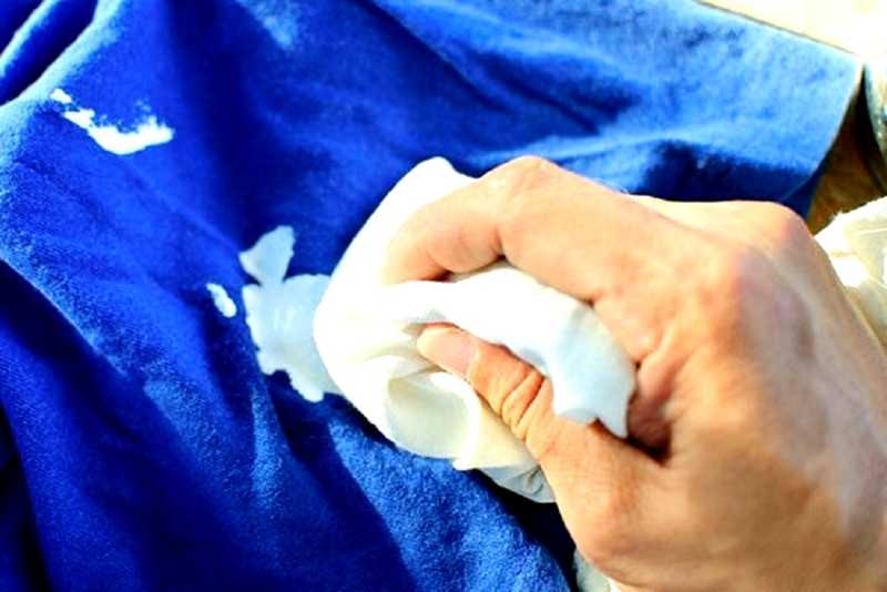 В этой статье расскажем, как убрать краску со штанов в домашних условиях: чем вывести свежее пятно и удалить засохшее, как очистить белые брюки и чем снять загрязнения с черных без вреда для ткани и вашего здоровья