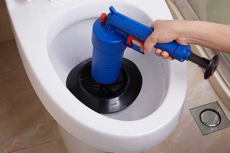 В этой статье расскажем, как самостоятельно прочистить засор в унитазе в домашних условиях: устранить механическими способами (с вантузом и без), удалить народными средствами, быстро убрать специальной химией для туалета