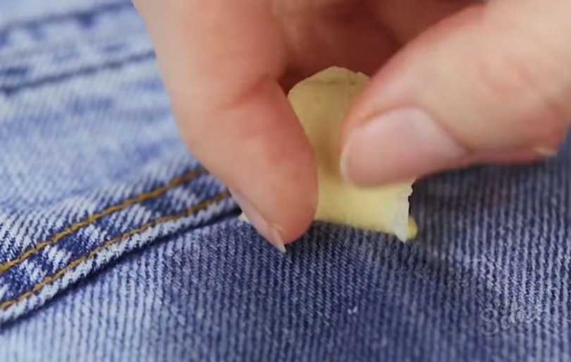 Как убрать жвачку с брюк в домашних условиях: чем можно быстро вывести размазанную жевательную резинку со штанов и оттереть пятна?