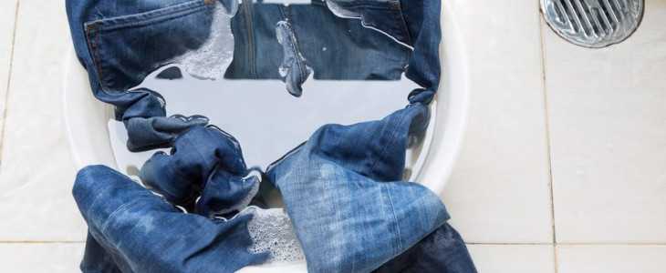 Можно ли стирать черные джинсы в стиральной машине, чтобы они не потеряли цвет, как правильно делать это руками, возможна ли стирка вместе с синими, как вернуть полинявшим штанам насыщенный оттенок Ответы на вопросы ищите в статье