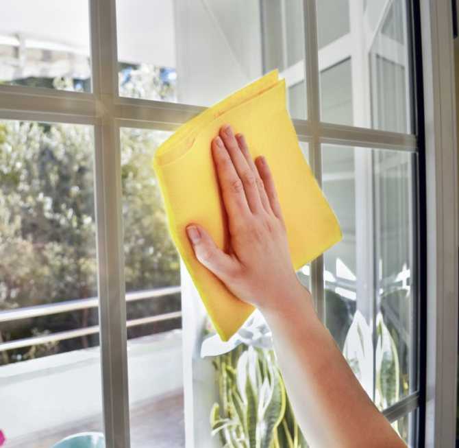 Помыть окна без разводов народными средствами: что из подручных составов использовать, если нет специального состава?