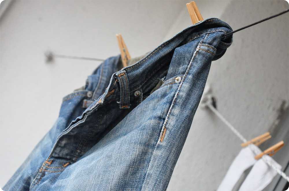 Оригинальные и эффективные способы, как быстро и правильно высушить джинсы после стирки
