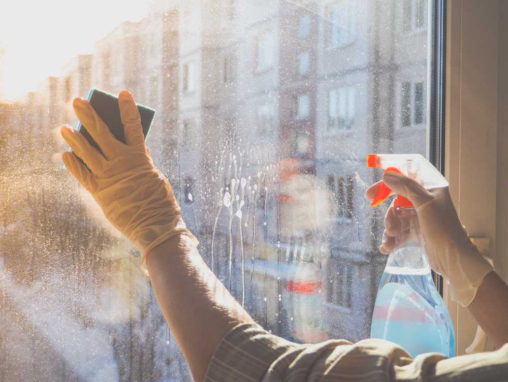 Если вас интересует, как быстро, качественно и без разводов помыть окна у вас дома, как легко и просто почистить рамы, пластиковые подоконники, сетки, какие средства хорошо отмывают стекла, прочтите эту публикацию