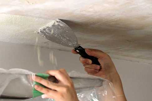 В этой статье расскажем, как быстро, безопасно и эффективно снять водоэмульсионную краску с потолка, чем лучше всего удалить старое покрытие и очистить поверхность