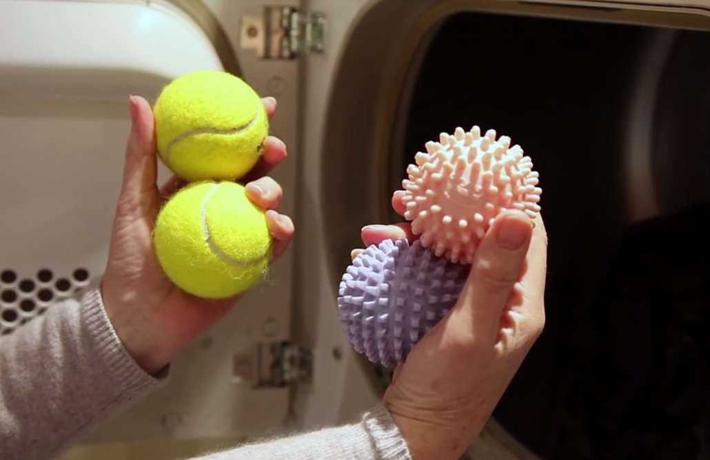 Какие шарики для стирки пуховиков в стиральной машине подойдут Теннисные мячики, из Фикс Прайс или модели из ПВХ Фото различных вариантов и информация, чем можно заменить приспособление для обработки курток