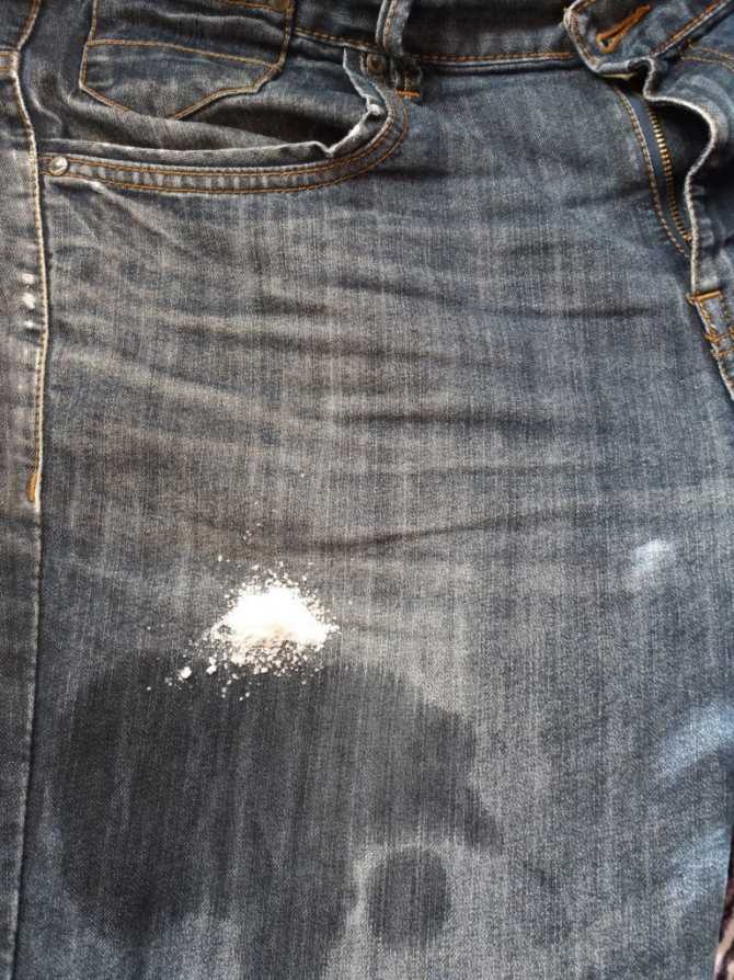 Как вывести пятна с джинсовой ткани: чем отстирать старые загрязнения