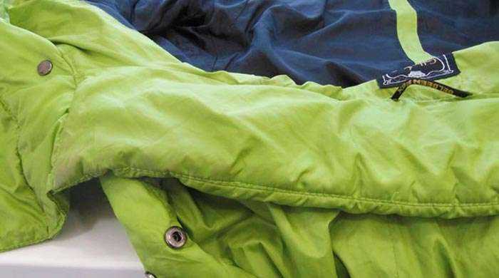 Как почистить куртку и пуховик: способы убрать засаленность без стирки