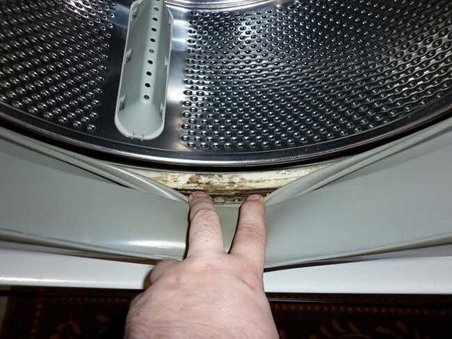 В этой статье расскажем, зачем и как почистить стиральную машину LG: как включить функцию самоочистки, как мыть корпус, дверцу, порошкоприемник, провести чистку фильтра, ТЭНа от накипи