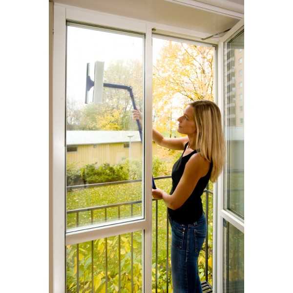 Как помыть окна на балконе снаружи безопасно и без разводов, чем лучше мыть с наружной стороны, сколько стоит услуга очисти внешней стороны и цена внутри?