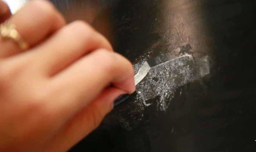 Как убрать клей от наклейки со стекла, чем снять этикетку и оттереть след, как удалить пятна, не повредив поверхность?