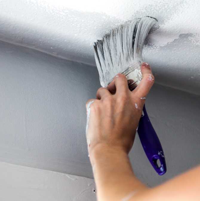 Как удалить старую водоэмульсионную или масляную краску с потолка