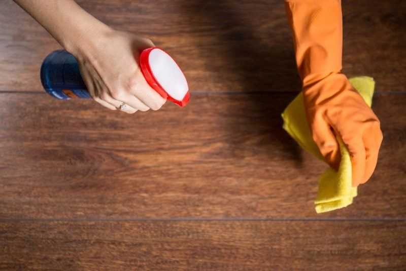 Царапины на ламинате: как убрать в домашних условиях, чем удалить