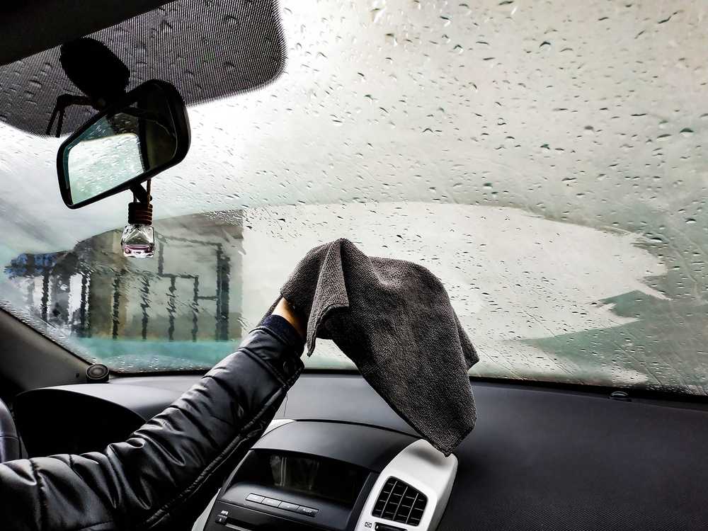 Почему потеют окна в авто: причины и как убрать конденсат