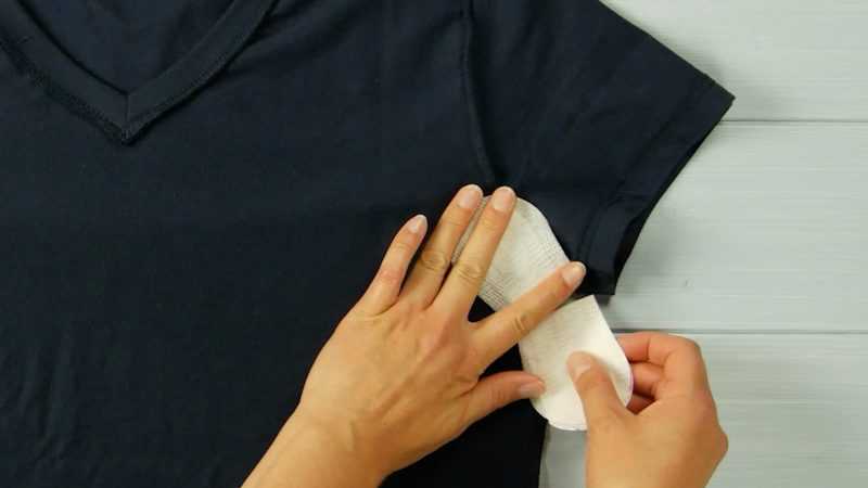 Как отстирать желтые пятна подмышками на белой одежде